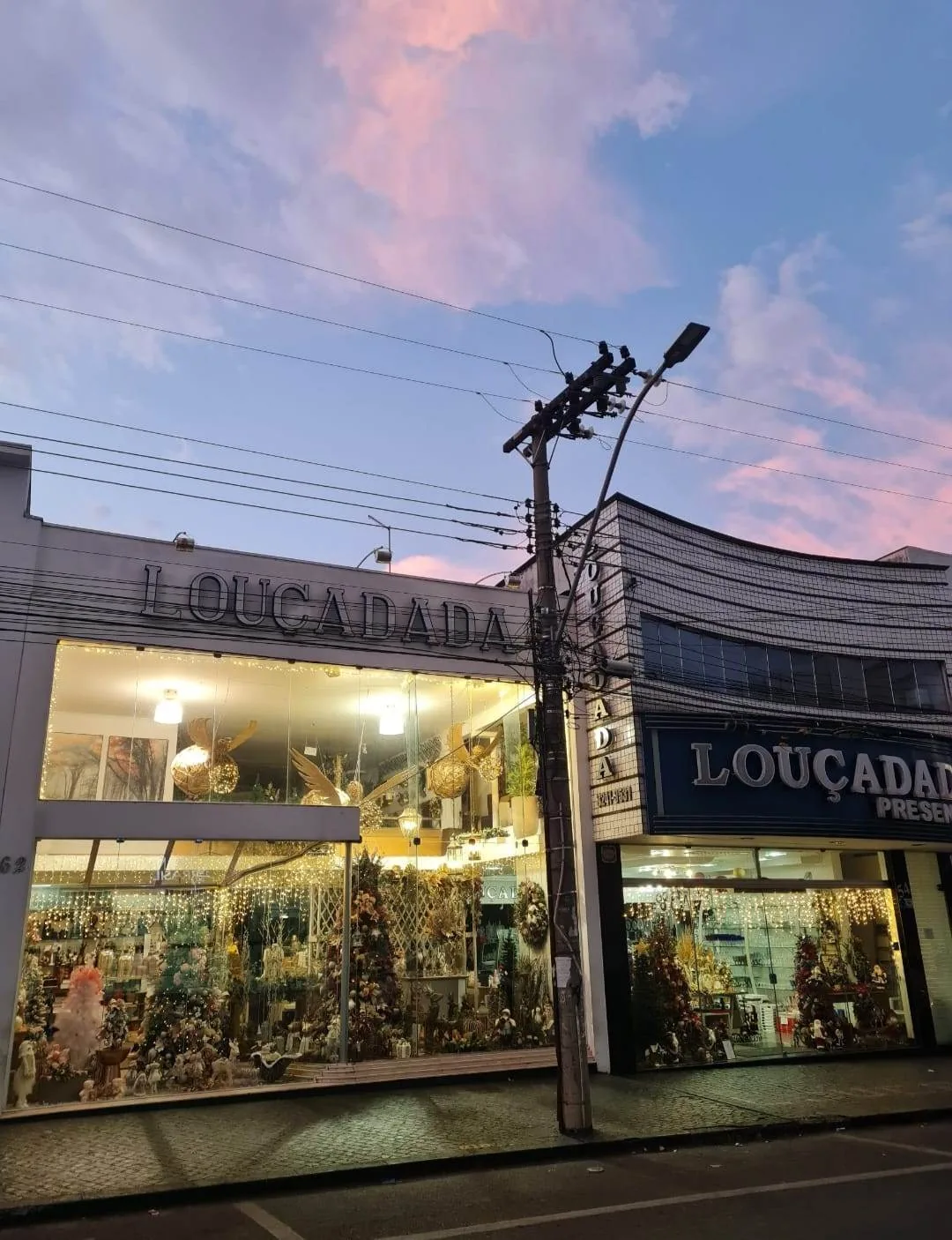 As duas vitrines iluminadas da Louçadada no fim da tarde, na Rua Rui Barbosa, em Araguari